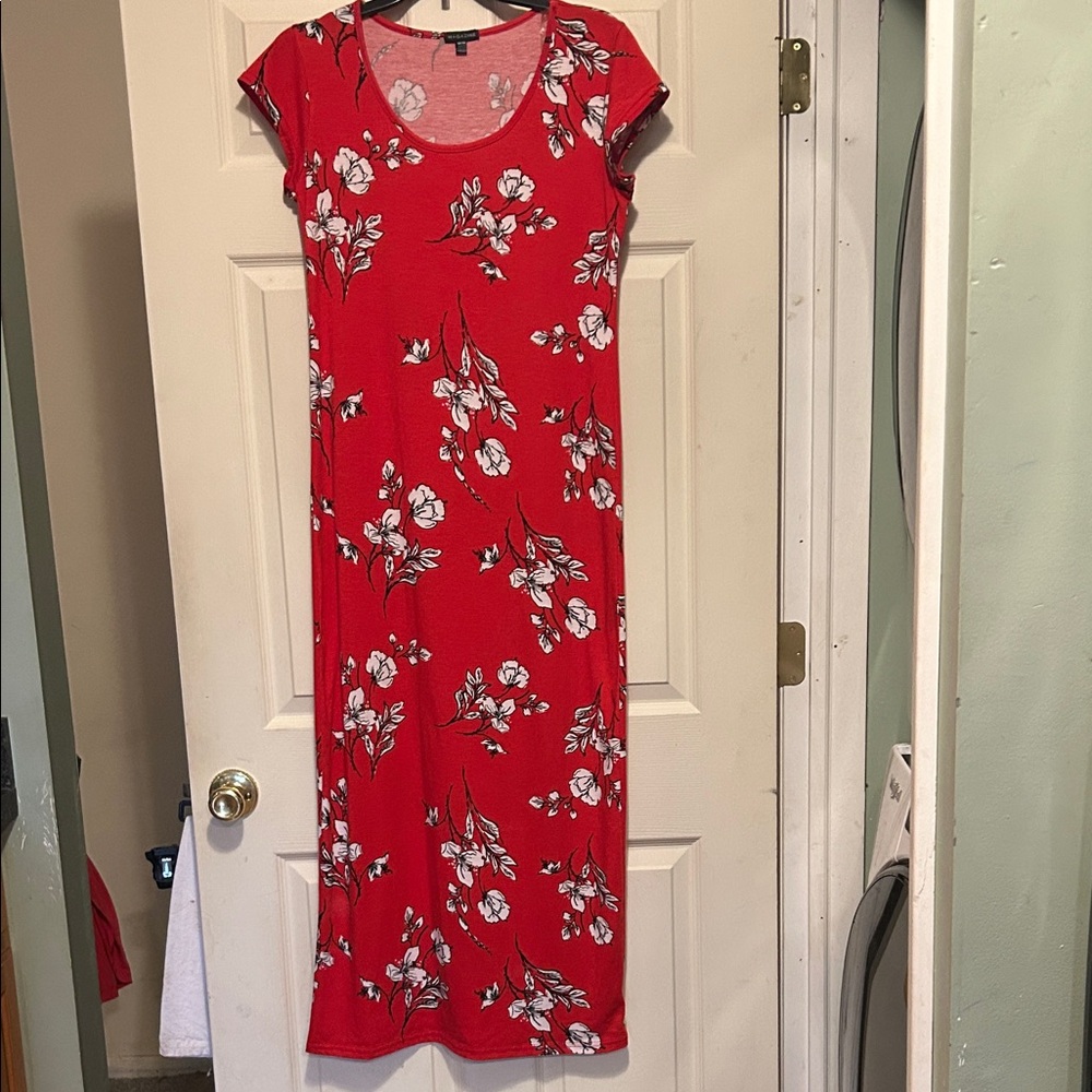 Magazine Maxi Dress Size Medium Red